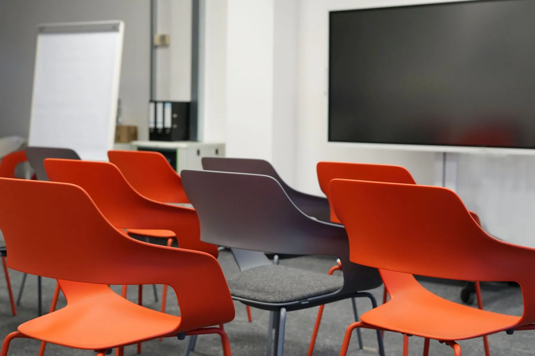 Stühle stehen vor einem Bildschirm in einer 123Fahrschule-Filiale in Berlin Lichterfelde Ost