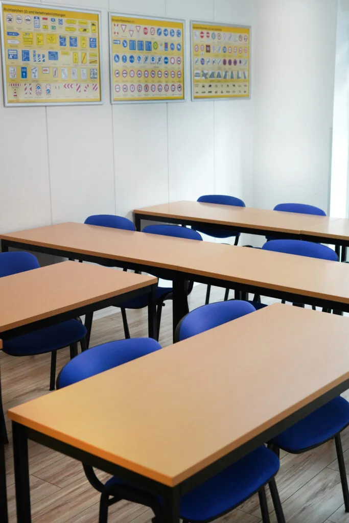 Raum einer Fahrschule mit Bildern mit Verkehrszeichen an der Wand