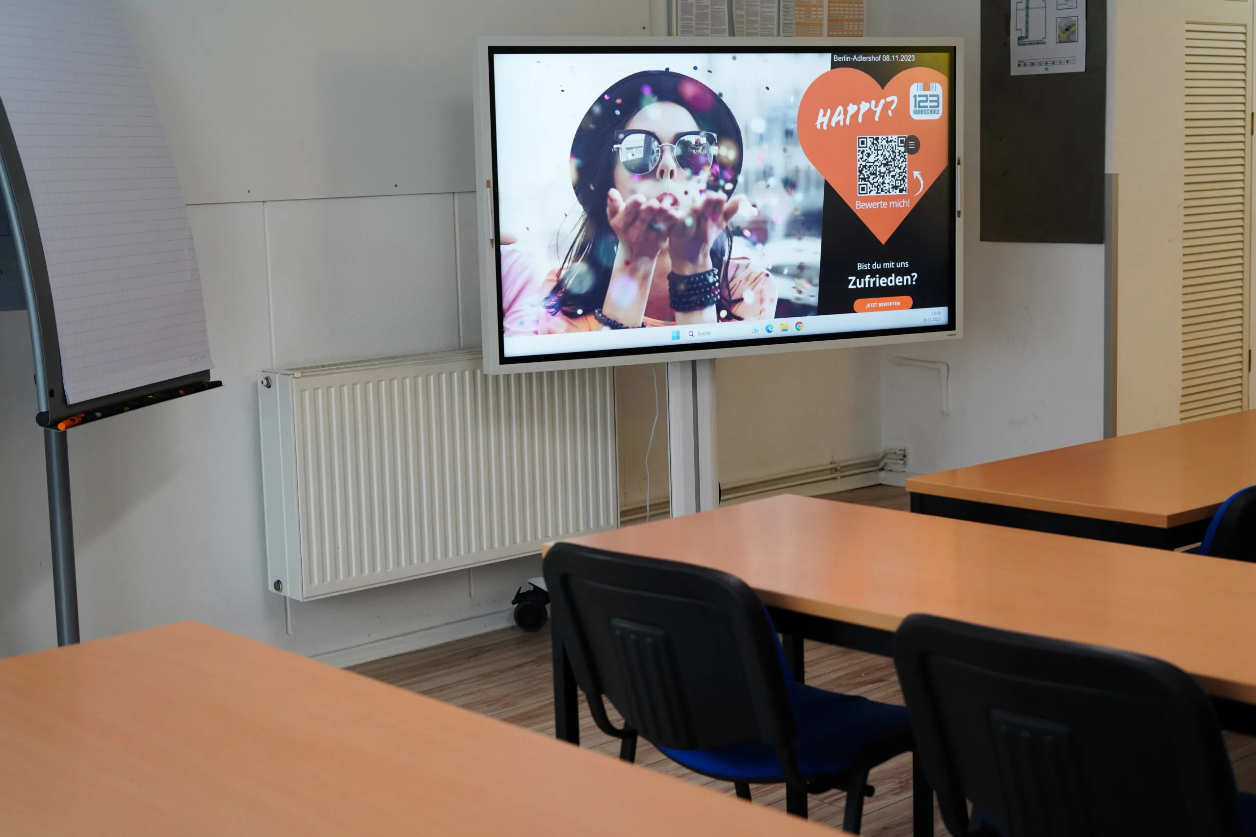 Raum einer Fahrschule mit einem Fernseher