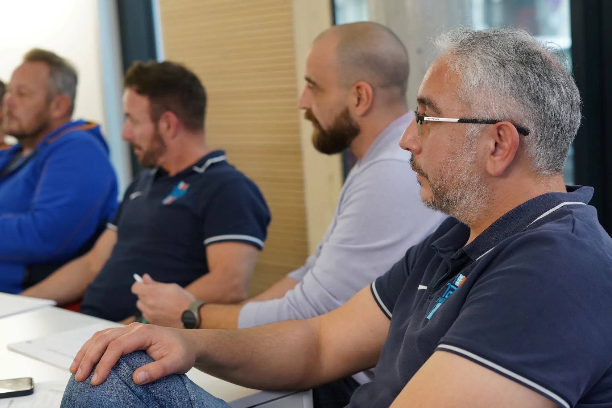 Fahrlehrer sitzen an einem Tisch bei einer Schulung der 123Fahrschule