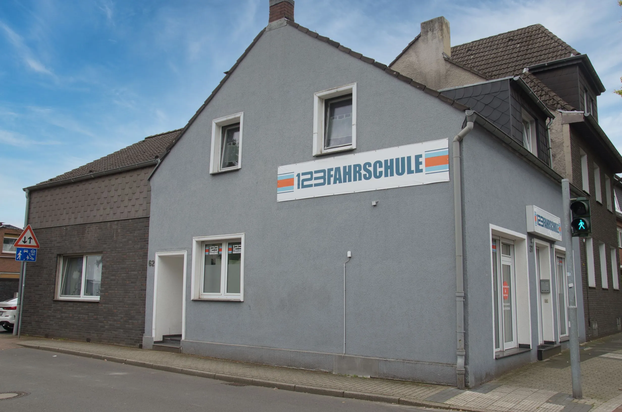 Ein Haus mit der Aufschrift 123Fahrschule