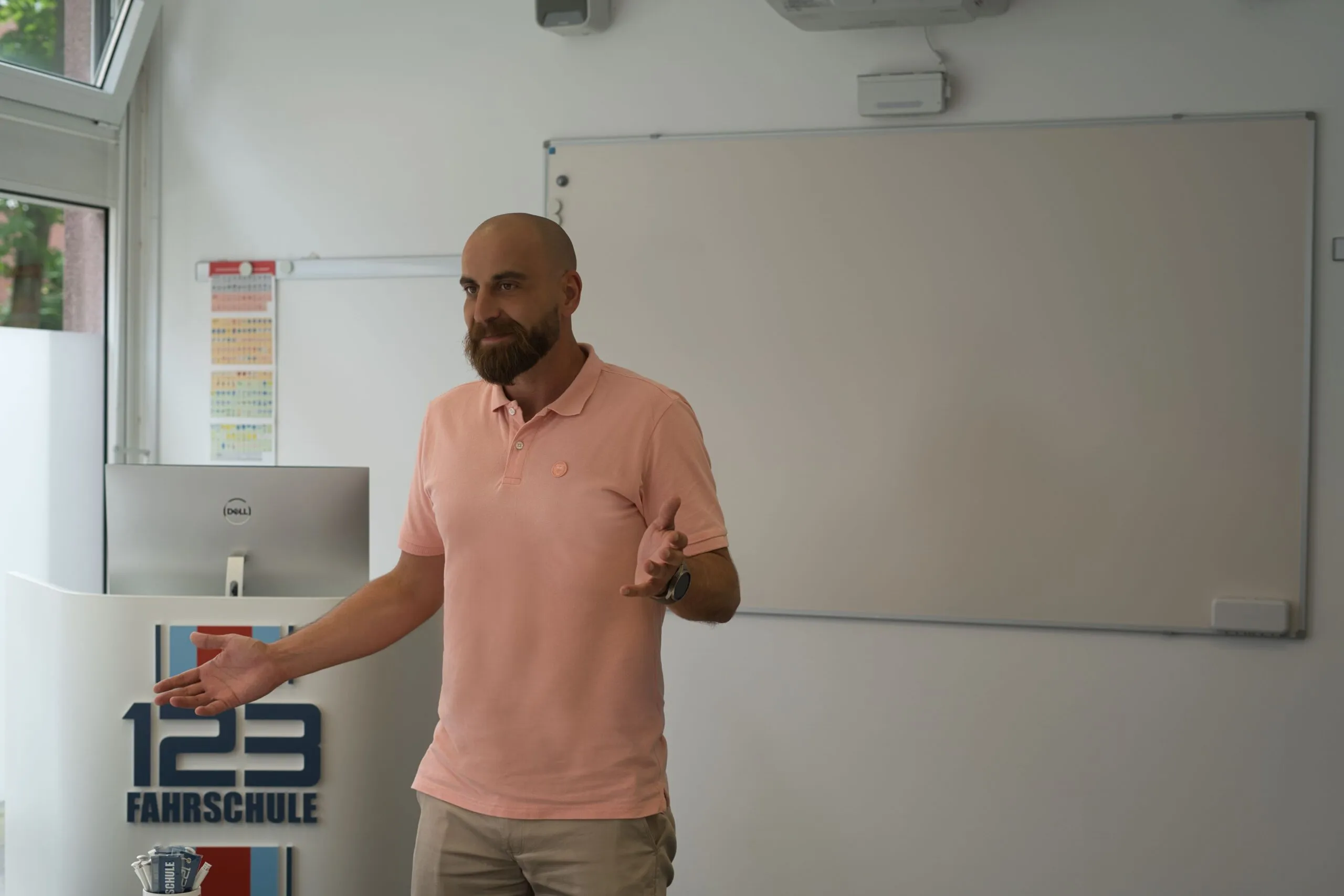 Fahrlehre in Fahrschule steht vor Lerntafel