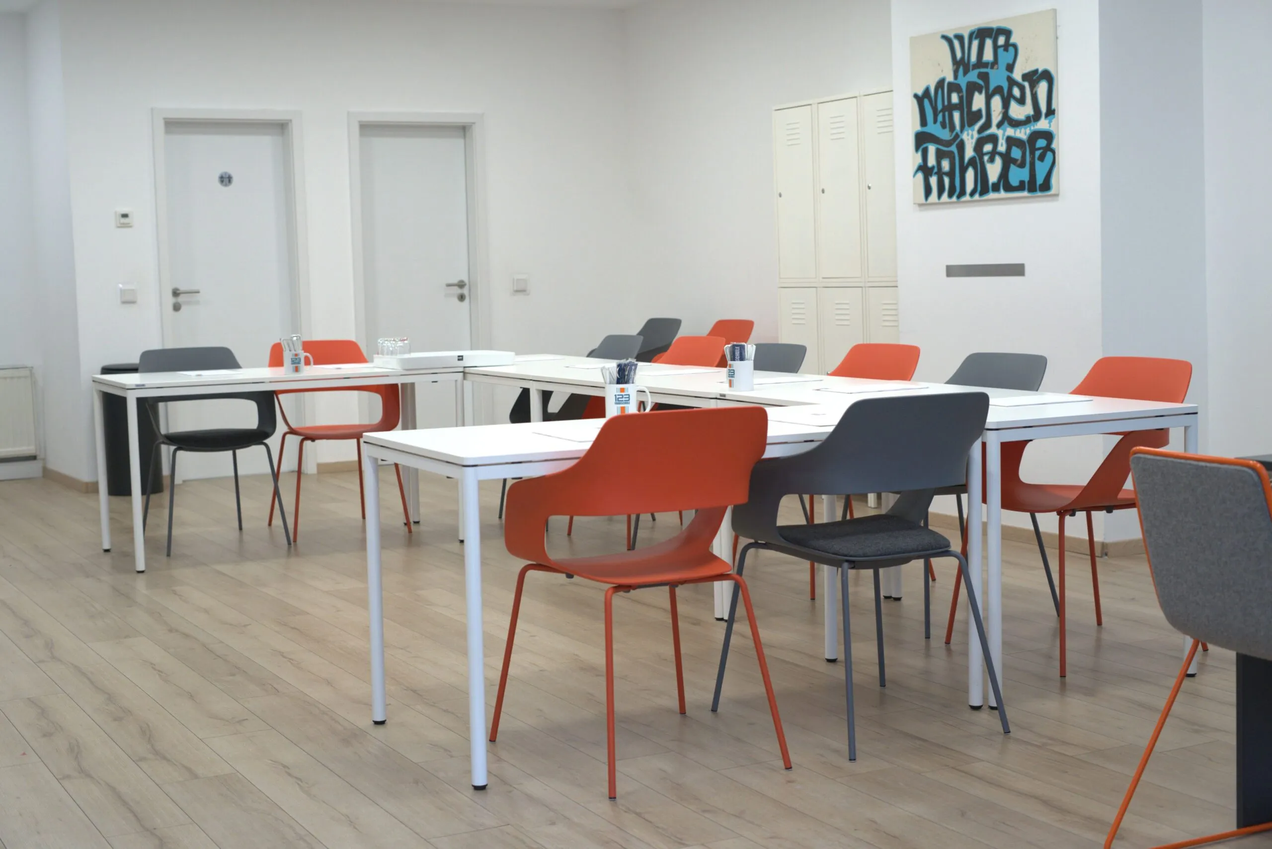 Filiale einer Fahrschule von innen mit Tischen und Stühlen