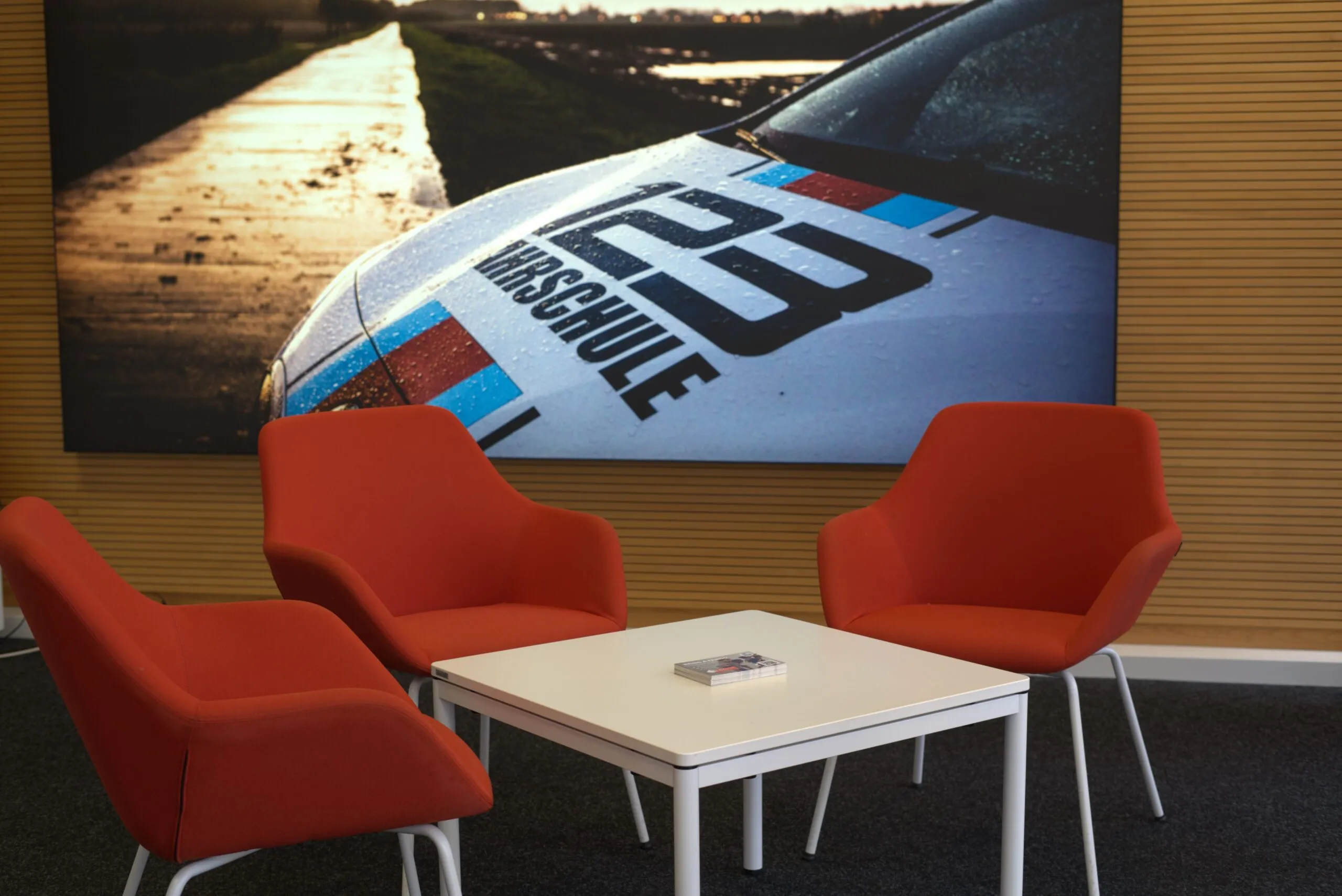 Raum einer Fahrschule mit einem Bild von einem Auto der 123 Fahrschule