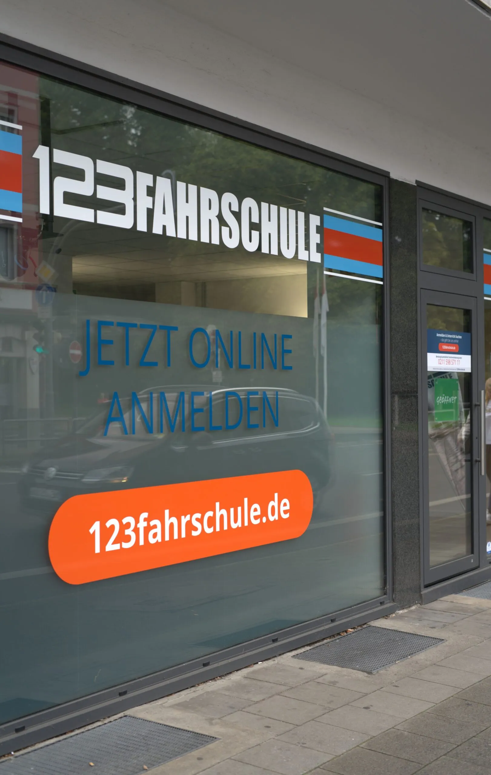 Schaufenster einer Filiale der 123 Fahrschule