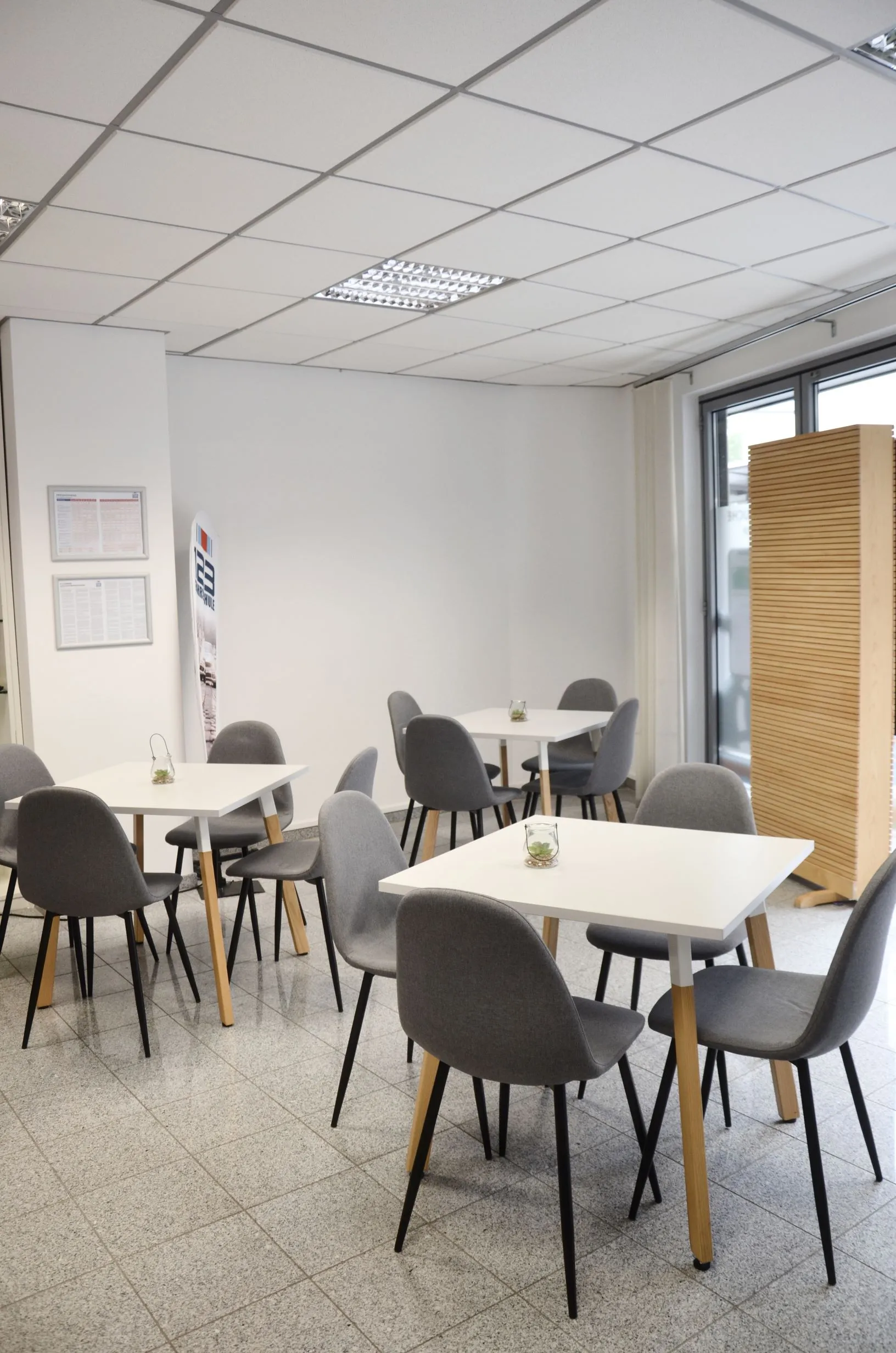 Raum für den Theorieunterricht der 123 Fahrschule mit Tischen und Stühlen