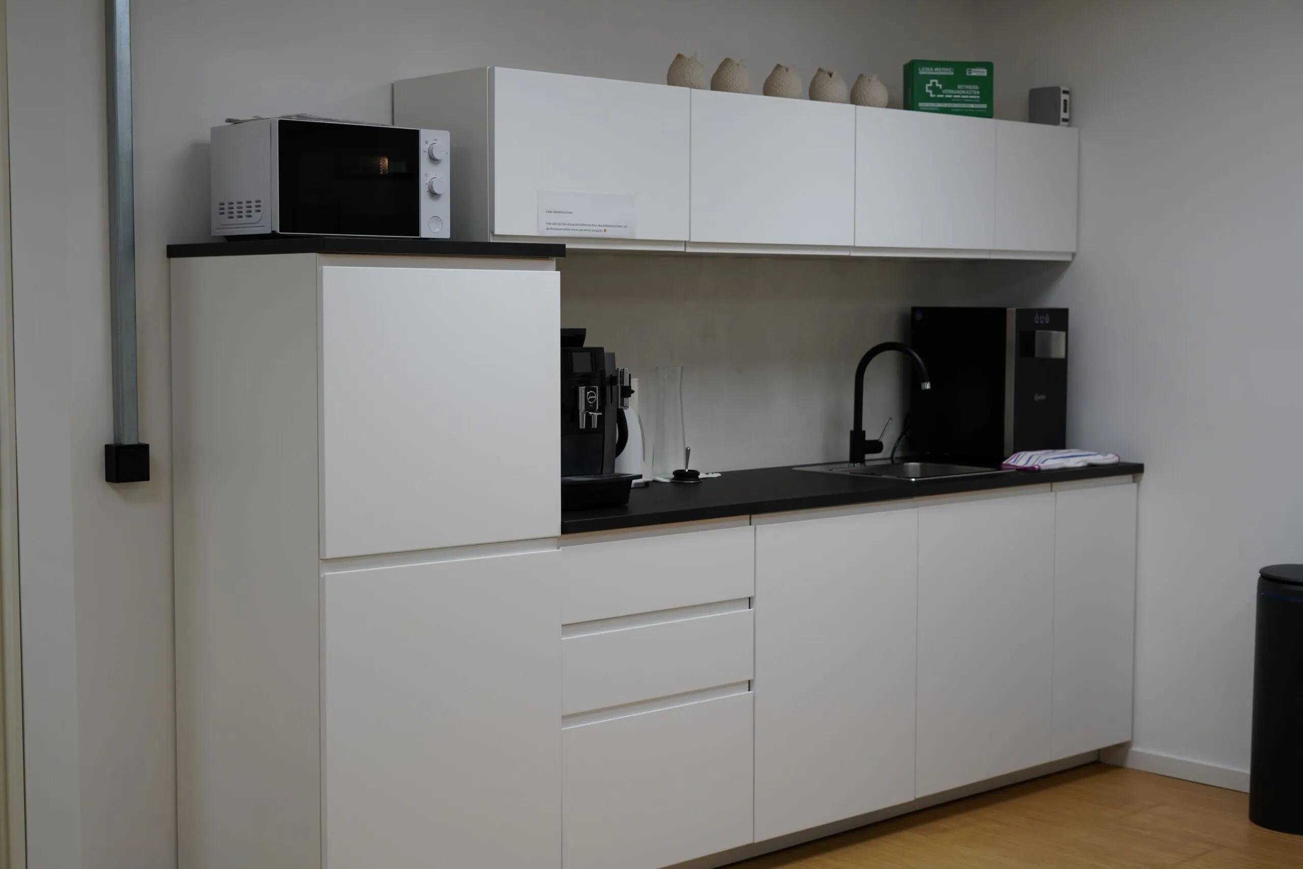 weiße Küche mit hochwertigem Wasserautomat in der Filiale der 123Fahrschule
