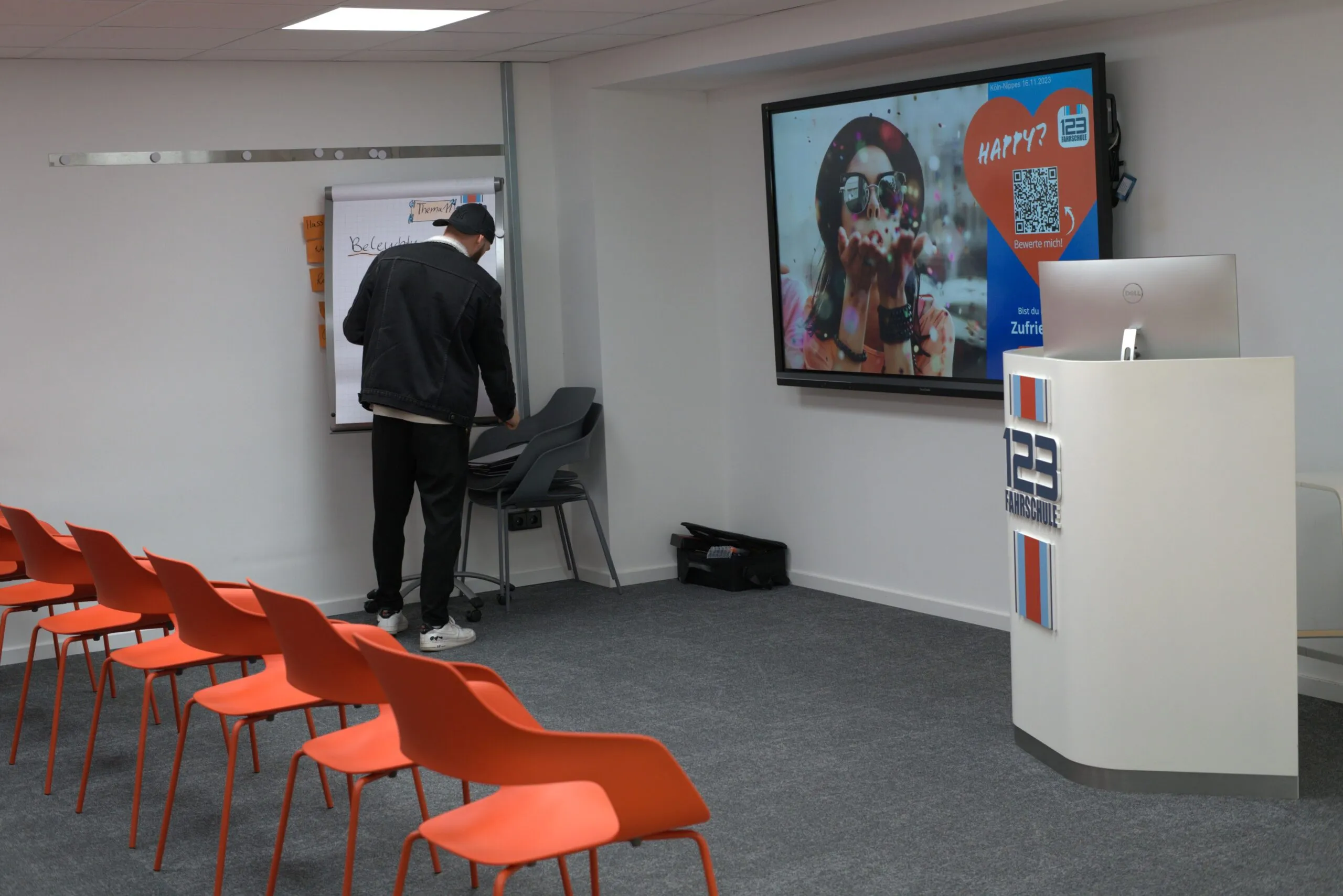 Fahrlehrer der 123Fahrschule bereitet den Theorieunterricht vor