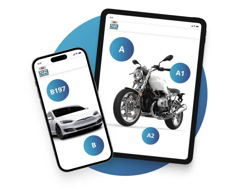 ein Handy mit einem Screen von einem Tesla und ein Tablet mit dem Screen von einem Motorrad. 