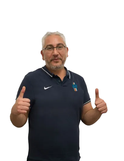 Foto von Fahrlehrer der 123Fahrschule namens Cesur zeigt Daumen hoch und lächelt in die Kamera