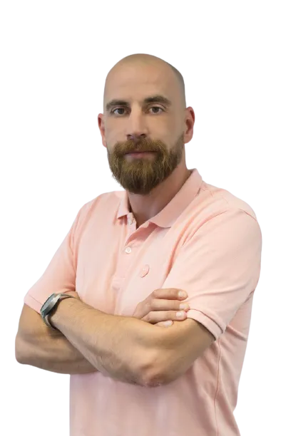 Fahrlehrer der 123Fahrschule namens Emanuel lächelt in die Kamera und hält die Arme verschränkt.